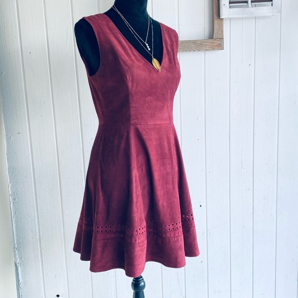 BB Dakota sleeveless burgundy suede plunging empire eyelet mini party dress-4 - Picture 15 of 16